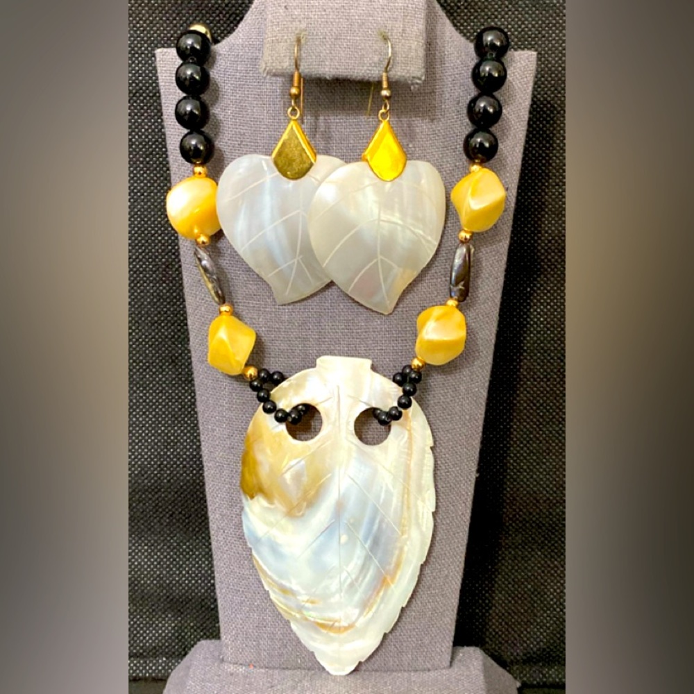 Vintage mother of pearl pendant necklace with matching dangling earrings